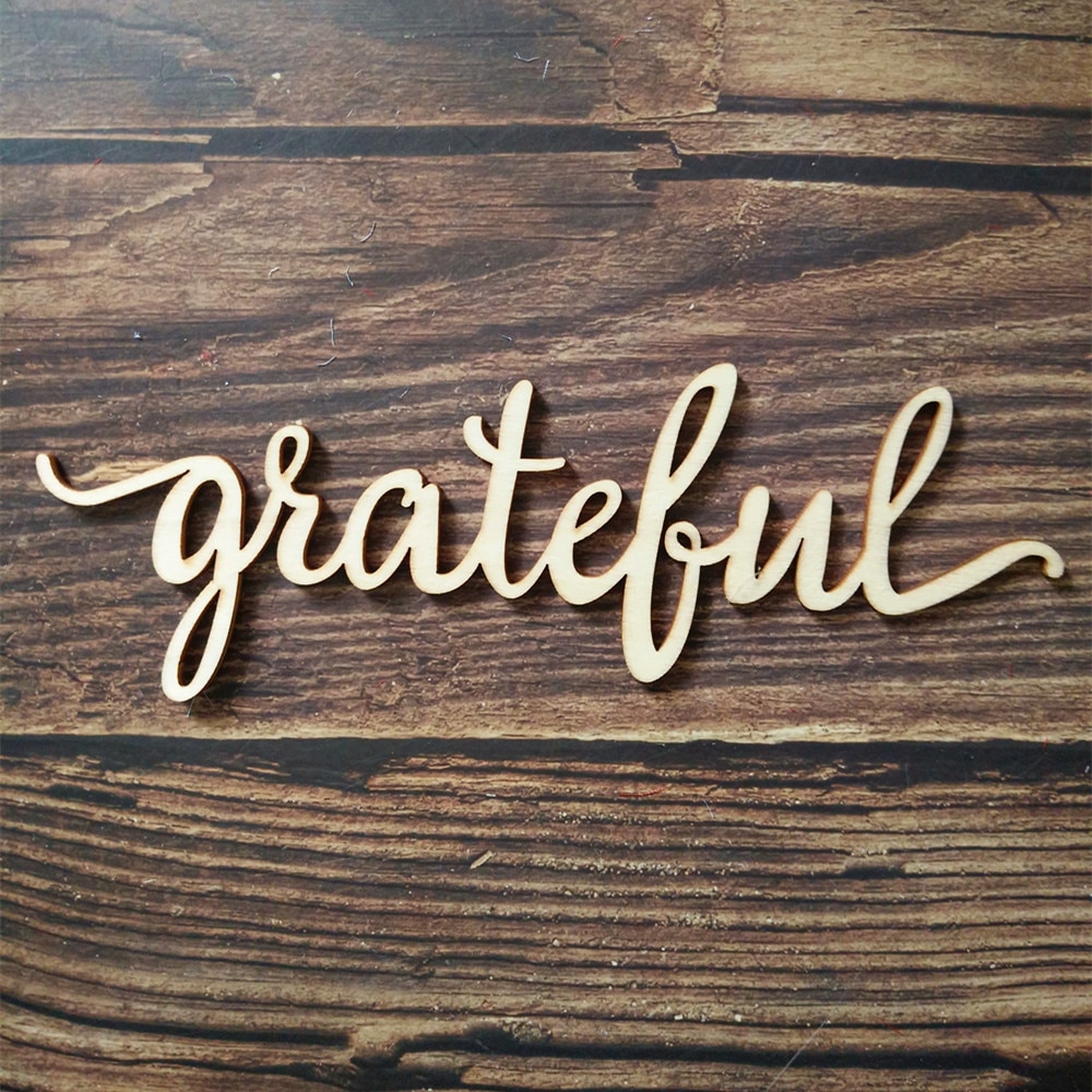 the words grateful on a wood background